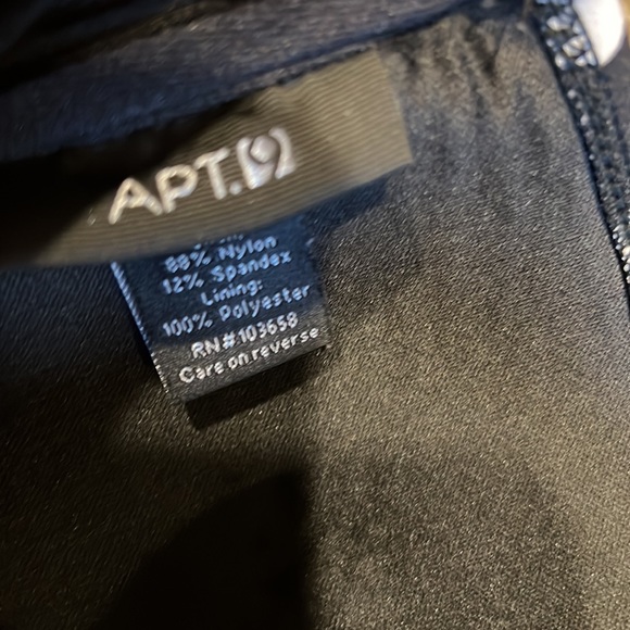 Womens swim top size medium - Picture 3 of 3